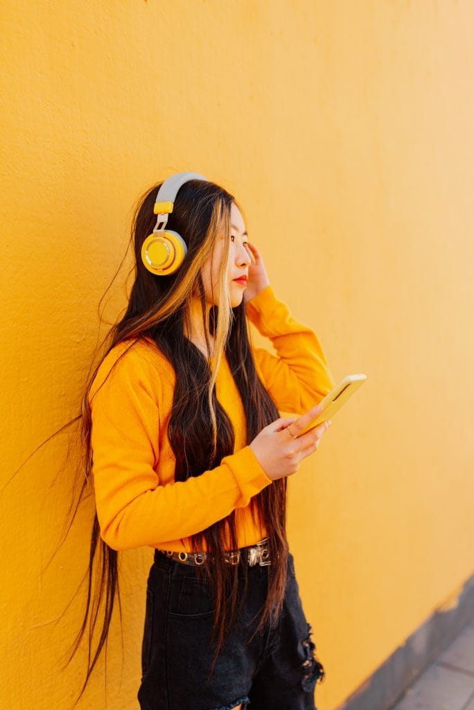 APRES - asian girl listening to music 2023 11 27 05 19 57 utc