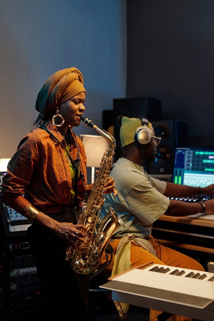 APRES - performing jazz music in recording studio with sax 2024 08 13 16 39 33 utc